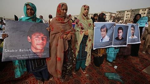 பலுசிஸ்தானில் மாயமான உறவினர்களின் போட்டோக்களுடன் போராட்டம் நடத்திய பெண்கள்.