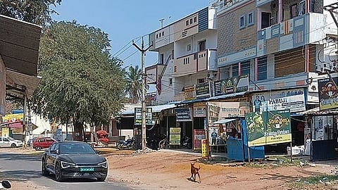 பட்டணம் கிராமத்தில் உள்ள கடைவீதி.