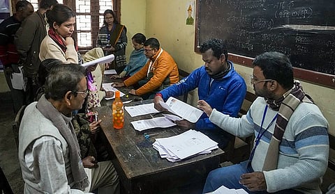 எஸ்ஐஆர் பணியில் மேற்கு வங்க அதிகாரிகள் 7 பேர் இடைநீக்கம் 