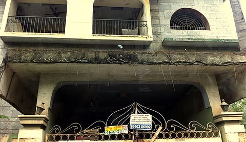 கொலை செய்யப்பட்ட கனிமவள அதிகாரி வீட்டில் போலீஸ் பாதுகாப்பு - 'அமானுஷ்யம்' இருப்பதாக சமூக வலைதளங்களில் ரீல்ஸ்