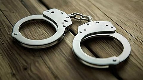 ஆன்லைன் சூதாட்டத்துக்கு அடிமையாகி பணிபுரிந்த வங்கியிலேயே ரூ.3.5 கோடி மதிப்பிலான நகைகளை திருடிய துணை மேலாளர் கைது