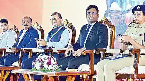 சென்னையில் நடந்த தமிழ்நாடு வெளிநாட்டு வேலைவாய்ப்பு இயக்கம் மற்றும் வேலை வழங்குவோர் கூட்டாண்மை மாநாட்டில் பங்கேற்ற வெளியுறவுத் துறை இணைச் செயலாளர் சுரேந்தர் பகத், அயல்நாட்டு வேலைவாய்ப்பு நிறுவன தலைவர் பாலசுப்பிரமணியன், தமிழ்நாடு திறன் மேம்பாட்டு கழக நிர்வாக இயக்குநர் கிராந்தி குமார் பாடி, தமிழ்நாடு இணையவழி குற்றப்பிரிவு காவல் கண்காணிப்பாளர் ஷனாஸ் இலியாஸ், புலம்பெயர்ந்தோர் பாதுகாப்பு அலுவலர் (தமிழ்நாடு) ராஜ்குமார். | படம்: எஸ்.சத்தியசீலன் |