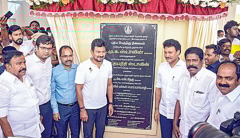 லால்குடியில் புதிய பேருந்து நிலையத்தை திறந்து வைத்த துணை முதல்வர் உதயநிதி ஸ்டாலின். உடன், அமைச்சர்கள் கே.என்.நேரு, அன்பில் மகேஸ் பொய்யாமொழி, சிவ.வீ.மெய்யநாதன் உள்ளிட்டோர். படம்: ர.செல்வமுத்துகுமார்