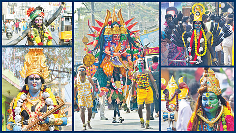 வேலூரில் மயான கொள்ளை திருவிழாவையொட்டி, கடவுள், தேவதைகள் வேடமணிந்து ஊர்வலமாக சென்று நேர்த்திக்கடனை செலுத்திய பக்தர்கள். | படங்கள்: வி.எம்.மணிநாதன். |