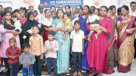 ​போரூர் ஸ்ரீராமச்​சந்​திரா மருத்​து​வ​மனை​யில் உதடு, அண்​ணப் பிளவு சிகிச்​சைக்​கான ஒருங்​கிணைந்த மையம் நேற்று திறக்​கப்​பட்​டது. இந்த பாதிப்​புக்​காக மருத்​து​வ​மனை​யில் சிகிச்சை பெற்ற குழந்​தைகள், பெற்​றோர் பங்​கேற்​றனர். உடன், அகில பாரத மகிளா சேவா சமாஜத்​தின் நிர்​வாக இயக்​குநர் மருத்​து​வர் துஷ்யந்த் பிர​சாத், ராமச்​சந்​திரா கல்​வி, மருத்​துவ அறக்​கட்​டளை​யின் அறங்​காவலர் சம்​யுக்தா வெங்​க​டாசலம் உள்​ளிட்​டோர்.