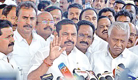 சட்டப்பேரவை வளாகத்தில் எதிர்க்கட்சித் தலைவர் பழனிசாமி பேட்டி அளித்தார்.படம்: ம.பிரபு