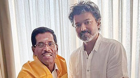 தவெக தலைவர் விஜய் முன்னிலையில் கட்சியில் இணைந்த அதிமுக  முன்னாள் அமைச்சர் என்.சுப்பிரமணியன்.