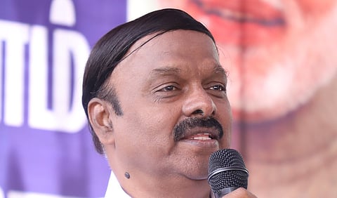 வேலூரில் இரட்டை இலை சின்னத்தில் ஏ.சி.சண்முகம் போட்டி?