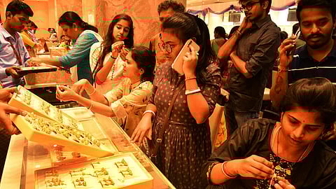 தொடர்ந்து சரியும் தங்கம், வெள்ளி விலை - இன்றைய நிலவரம் என்ன?