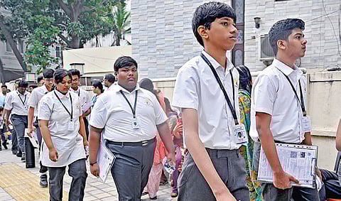 சென்னை கோபாலபுரம் டிஏவி பள்ளியில் தேர்வு எழுத வந்த  பல்வேறு பள்ளிகளைச் சேர்ந்த சிபிஎஸ்இ பள்ளி மாணவர்கள். | படம்: ம.பிரபு |