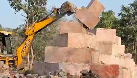 சத்தீஸ்கர் மாநிலத்தில் நக்சலைட் நினைவிடங்களை தகர்த்து வரும் சிஆர்பிஎப்