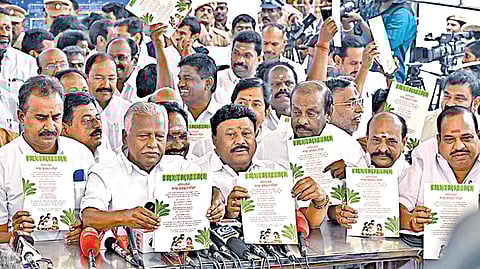 இடைக்கால பட்ஜெட் கூட்டத் தொடரையொட்டி ‘காதுகுத்து விழா’ அழைப்பிதழுடன் பேரவைக்கு வருகை தந்து கவனம் ஈர்த்தனர் அதிமுக உறுப்பினர்கள்.படம்: ம.பிரபு