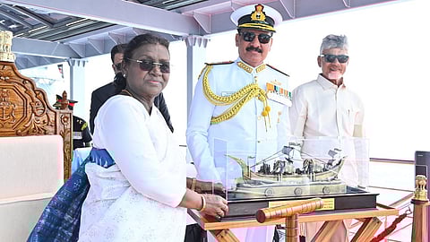 விசாகப்பட்டினத்தில் சர்வதேச கடற்படை அணிவகுப்பில் பங்கேற்றார் குடியரசு தலைவர்