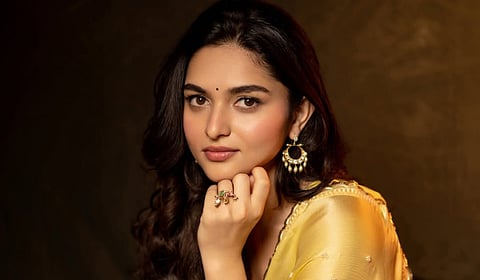 மயக்கும் புன்னகை... நடிகை கயாடு லோஹர் க்ளிக்ஸ்!