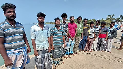 நெடுந்தீவு அருகே இலங்கை கடற்படையால் சிறைபிடிக்கப்பட்ட ராமேசுவரம் மீனவர்கள்.