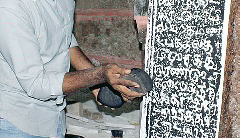 மல்லாங்கிணறு சென்னகேசவப் பெருமாள் கோயிலில் படியெடுக்கப்பட்ட கல்வெட்டு.