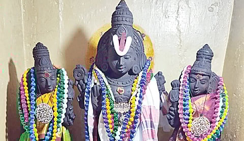 ஸ்ரீதேவி, பூதேவி உடன் அத்திவரதர்.  