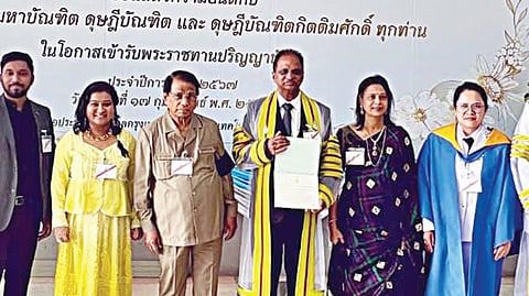 விஐடி துணைத் தலைவர் சங்கர் விசுவநாதனுக்கு பாங்​காங் பல்கலைக்கழகம் சார்பில் கவுரவ டாக்டர் பட்டம் வழங்கப்பட்டது. அருகில், விஐடி வேந்தர் கோ.விசுவநாதன் உள்ளிட்டோர்.