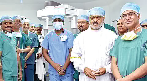 சென்னை போருரில் உள்ள ராமச்சந்திரா மருத்துவமனையில் சிக்கலான அறுவை சிகிச்சை களை மேற்கொள்வதற்காக, நவீன ரோபோடிக் தொழில்நுட்ப கருவியின் பயன்பாட்டை, ராமச்சந்திரா உயர் கல்வி மற்றும் ஆராய்ச்சி நிறுவனத்தின் வேந்தர் வி.ஆர்.வெங்கடாசலம் தொடங்கி வைத்தார். துணைவேந்தர் மருத்துவர் உமா சேகர், இணை துணைவேந்தர் மருத்துவர் மகேஷ் வக்கமுடி, மருத்துவக் கல்லூரி தலைவர் மருத்துவர் கே.பாலாஜி சிங், பதிவாளர் மருத்துவர் எஸ்.செந்தில்குமார், மருத்துவ இயக்குநர் மருத்துவர் ஆர்.பி.சுதாகர் சிங், மருத்துவ கண்காணிப்பாளர் மருத்துவர் பி.சுரேந்திரன் உள்ளிட்டோர் உடன் உள்ளனர்.