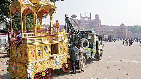 டெல்லியின் சாந்தினி சவுக் பகுதியில் வெடிகுண்டு தாக்குதல் நடத்த தீவிரவாதிகள் திட்டமிட்டிருப்பதாக உளவுத் துறை எச்சரிக்கை விடுத்தது. இதையடுத்து, செங்கோட்டை அருகே நிறுத்தி வைக்கப்பட்டிருந்த வாகனங்கள் அப்புறப்படுத்தப்பட்டு வருகின்றன. அந்த பகுதியில் பலத்த பாதுகாப்பு ஏற்பாடுகள் செய்யப்பட்டுள்ளன.படம்: பிடிஐ