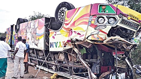 தேனி மாவட்டம் ஆண்டிபட்டி அருகே காரில் மோதி தலைகுப்புறக் கவிழ்ந்த  தனியார் பேருந்து. 