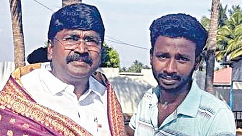 கத்தியால் குத்துவதற்கு முன்பு வீரா.சாமிநாதனுக்கு சால்வை அணிவித்த மணிகண்டன். 