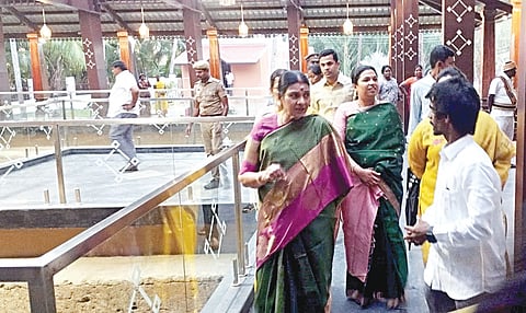 சிவகங்கை மாவட்டம் திருப்புவனம் அருகே கீழடியில் உள்ள திறந்தவெளி அகழ் வைப்பகத்தை நேற்று பார்வையிட்டார் முதல்வர் ஸ்டாலின் மனைவி  துர்கா ஸ்டாலின்.