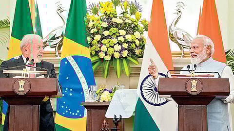 டெல்லியில் உள்ள ஹைதராபாத் இல்லத்தில் செய்தியாளர்களுக்கு நேற்று பேட்டியளித்த பிரதமர் மோடி மற்றும் பிரேசில் அதிபர் லூயிஸ் இனாசியோ லுலா டா சில்வா. படம்: பிடிஐ