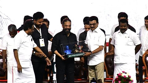 மதுரை காந்தி நினைவு அருங்காட்சியகத்தில் கமல் பண்பாட்டு மையம் சார்பில் நடைபெற்ற நிகழ்ச்சியில் முதல்வர் மு.க.ஸ்டாலினுக்கு நினைவுப் பரிசு வழங்கிய மநீம தலைவர் கமல்ஹாசன். உடன், கூட்டணி கட்சித் தலைவர்கள். படம்: எஸ்.கிருஷ்ணமூர்த்தி