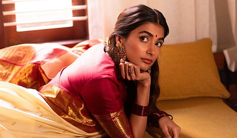 புடவையில் புன்னகை... நடிகை பூஜா ஹெக்டே க்ளிக்ஸ்!