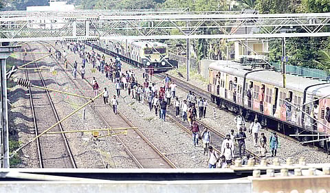 தாம்பரம் - கடற்கரை இடையே சிக்னல் கோளாறு காரணமாக மின்சார ரயில்கள் ஆங்காங்கே நிறுத்தப்பட்டதால் பயணிகள் பாதி வழியில் இறங்கி நடந்து செல்லும் சூழல் ஏற்பட்டது. | இடம்: சேத்துப்பட்டு. |