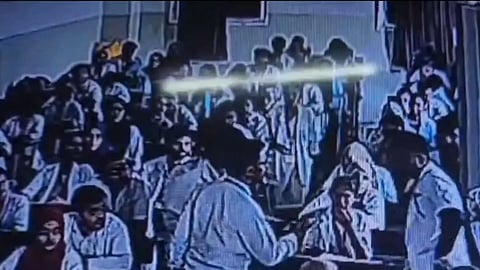 காப்பி அடித்ததை கண்டித்த பேராசிரியரை தாக்கிய கல்லூரி மாணவர்: கர்நாடகாவில் அதிர்ச்சி சம்பவம்