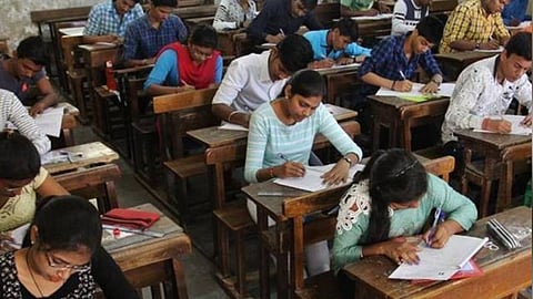 பிளஸ் 1, பிளஸ் 2 பொதுத் தேர்வு எழுதும் தனித் தேர்வர்களுக்கான ஹால் டிக்கெட் நாளை வெளியீடு