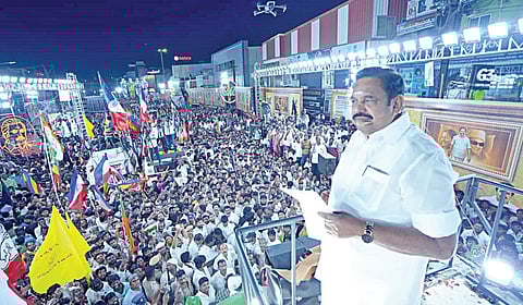 சென்னை அம்பத்தூரில் நேற்று நடைபெற்ற பிரச்சார கூட்டத்தில் அதிமுக பொதுச்செயலாளர் பழனிசாமி பங்கேற்று பேசினார்.