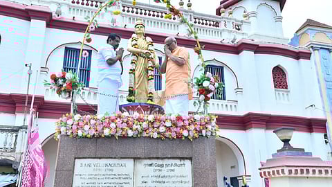 ராணி வேலுநாச்சியார் சிலைக்கு மாலை அணிவித்து மரியாதை செய்த குடியரசு துணைத் தலைவர் சி.பி.ராதாகிருஷ்ணன். உடன்&nbsp;நயினார் நாகேந்திரன்.