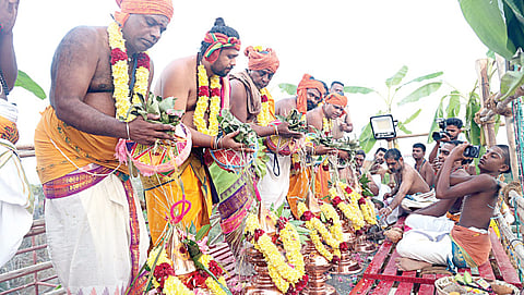 ஈரோடு திண்​டல் ஸ்ரீவேலா​யுத சுவாமி கோயில் விழா​வில் ராஜ கோபுரத்​துக்கு புனிதநீர் ஊற்றி கும்​பாபிஷேகத்தை நடத்​தி​வைத்த சிவாச்​சா​ரி​யார்​கள். 