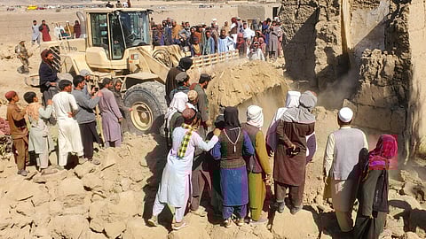 நன்கார்கர் மாகாணத்தின் பிஷ்சுத் பகுதியில் பாகிஸ்தான் தாக்குதல் நடத்திய பகுதியில் கூடியுள்ள ஆப்கன் மக்கள்.