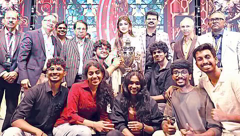 விஐடி சென்​னை​யில் நடந்த வைப்ரன்ஸ் சர்வ​தேச கலை விழா​வில் சாம்​பியன் பட்​டம் வென்ற சென்னை எஸ்​எஸ்​என்​ பொறி​யியல்​ கல்​லூரி ​மாணவர்​களுக்​கு கோப்​பை வழங்​கிய நடிகை ஸ்ரீலீலா, விஐடி நிறு​வனர்​ மற்​றும்​ வேந்​தர்​ கோ.​விசுவ​நாதன், விஐடி துணைத்​ தலைவர்​ ஜி.வி.செல்​வம்​.