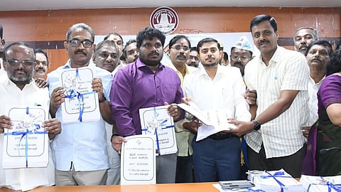 கோவை மாவட்ட ஆட்சியர் அலுவலகத்தில் இன்று இறுதி வாக்காளர் பட்டியலை ஆட்சியர் பவன் குமார் கிரியப்பனவர் வெளியிட்டார். படம் ஜெ.மனோகரன்