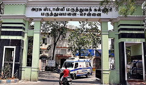 அரசு ஸ்டான்லி மருத்துவமனை​ டீன் அறையில் மேற்கூரை இடிந்து விழுந்து பெண் காயம்