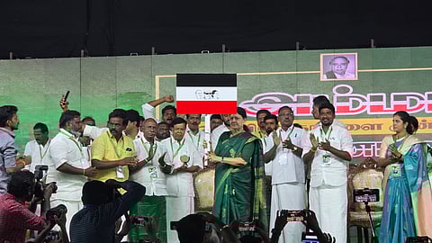 புதிய கட்சி தொடங்கினார் சசிகலா: அண்ணா, எம்ஜிஆர், ஜெ. உருவம் பொறித்த கொடி அறிமுகம்