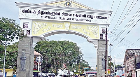 கன்னியாகுமரியில் இன்று மாலை முதல்வர் மு.க.ஸ்டாலின் திறந்து வைக்கவுள்ள திருவள்ளுவர் சிலை வெள்ளி விழா வளைவு.