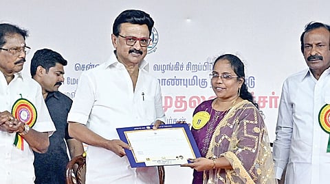 சென்னை பெரம்​பூர் டான்​பாஸ்கோ பள்ளி வளாகத்​தில் நேற்று நடை​பெற்ற நிகழ்ச்​சி​யில், கொளத்​தூர் சட்​டப்​பேரவை தொகு​திக்கு உட்​பட்ட பகு​தி​களைச் சார்ந்த 2007 பயனாளி​களுக்கு இலவச வீட்​டுமனைப் பட்டாக்களை முதல்வர் ஸ்டாலின் வழங்​கி​னார். உடன் அமைச்​சர்​கள்&nbsp; கே.கே.எஸ்​.எஸ்​.ஆர்​.​ராமச்​சந்​திரன், சு.​முத்​து​சாமி.