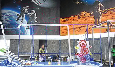 கோவை காந்திபுரத்தில் கட்டப்பட்டு வரும் பெரியார் நூலகம் மற்றும் அறிவியல் மையத்தின் தரைத்தளப் பகுதியில் மேற்கொள்ளப்படும் பணிகள். 