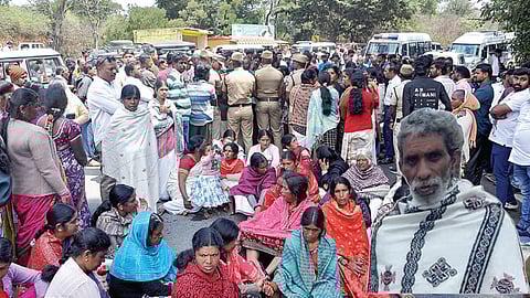 ஊட்டி- கூடலூர் தேசிய நெடுஞ்சாலையில் மறியலில் ஈடுபட்ட தோடரின பழங்குடி மக்கள். (உள்படம்) புஸ்தால் குட்டன்.