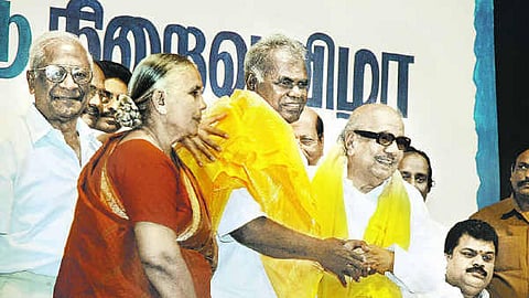 நல்லகண்ணுவின் 80-வது பிறந்த நாள் விழாவில் அவருக்கு பொன்னாடை போர்த்தி வாழ்த்து தெரிவித்த திமுக தலைவர் கருணாநிதி | கோப்புப் படம்