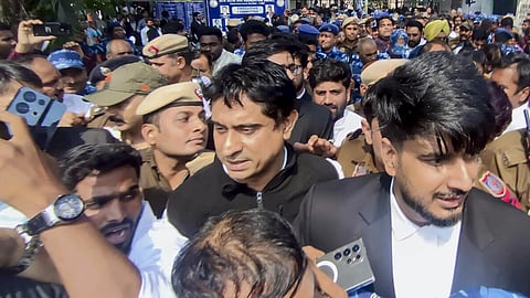 டெல்லியில் ஏஐ உச்சி மாநாட்டில் போராட்டம் நடத்தியது தொடர்பான வழக்கில் கைது செய்யப்பட்ட இளைஞர் காங்கிரஸ் தேசிய தலைவர் உதய் பானு சிப் நேற்று டெல்லி பாட்டியாலா ஹவுஸ் நீதிமன்றத்தில்  ஆஜர்படுத்தப்பட்டார். அவரை 4 நாள் போலீஸ் காவலில் விசாரிக்க நீதிமன்றம் அனுமதி வழங்கியது.