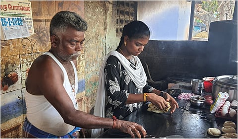 ‘வறுமையால் உயர் கல்விக்கு செல்லவில்லை’ - பரோட்டா கடையில் தந்தைக்கு உதவும் கோவில்பட்டி மாணவி