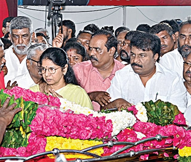 <div class="paragraphs"><p>கனிமொழி எம்.பி. இறுதி மரியாதை</p></div>