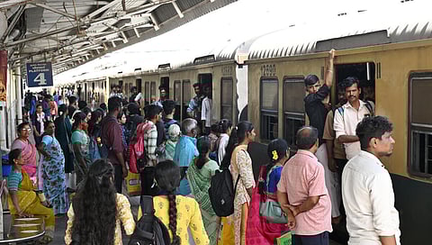 சென்னை கடற்கரை - செங்கை தடத்தில் ரயில் சேவை பாதிப்பு: மாற்று ஏற்பாடு என்ன?